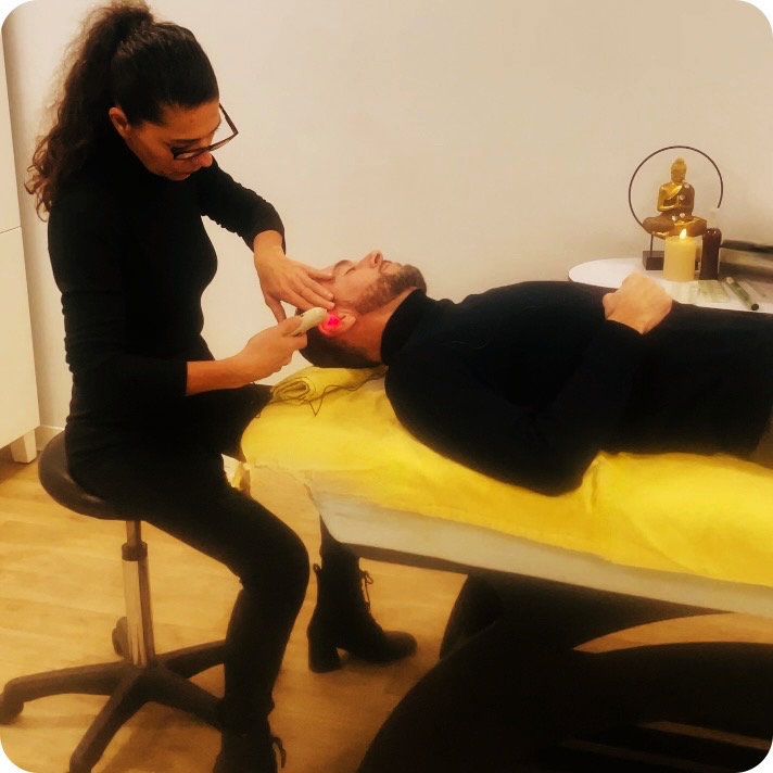 soignant utilisant le laser sur l'oreille d'un client