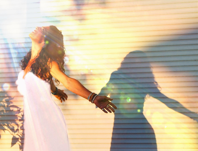 Femme face à la lumière