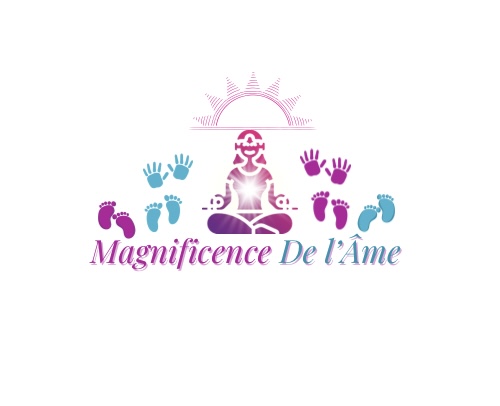 image de femme méditant lumière jaillissante du coeur