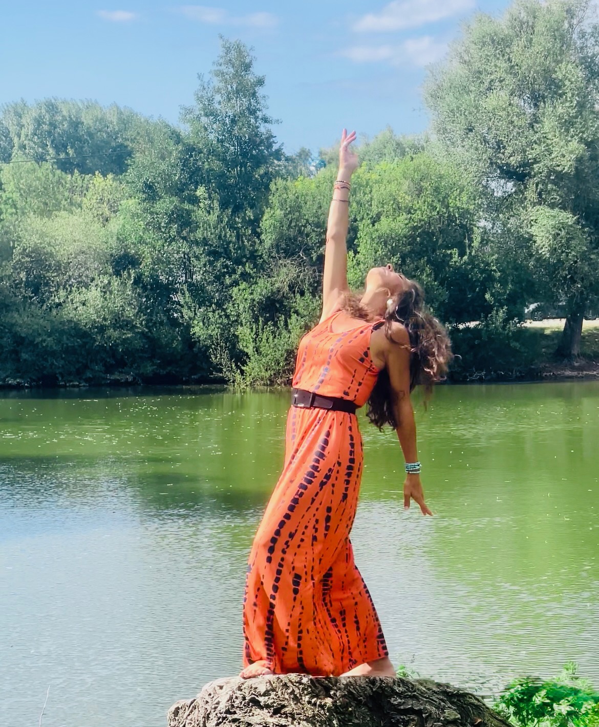 femme libre entre ciel et terre