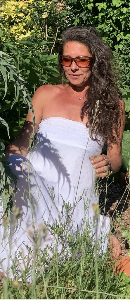 Femme à la nature souriante