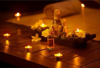 une femme se faisant masser et des pierres des 7 chakras