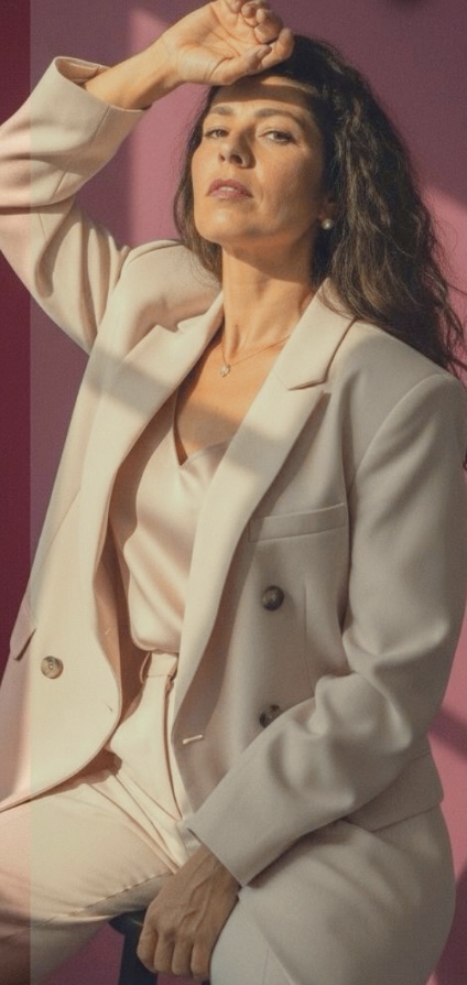 femme libre entre ciel et terre